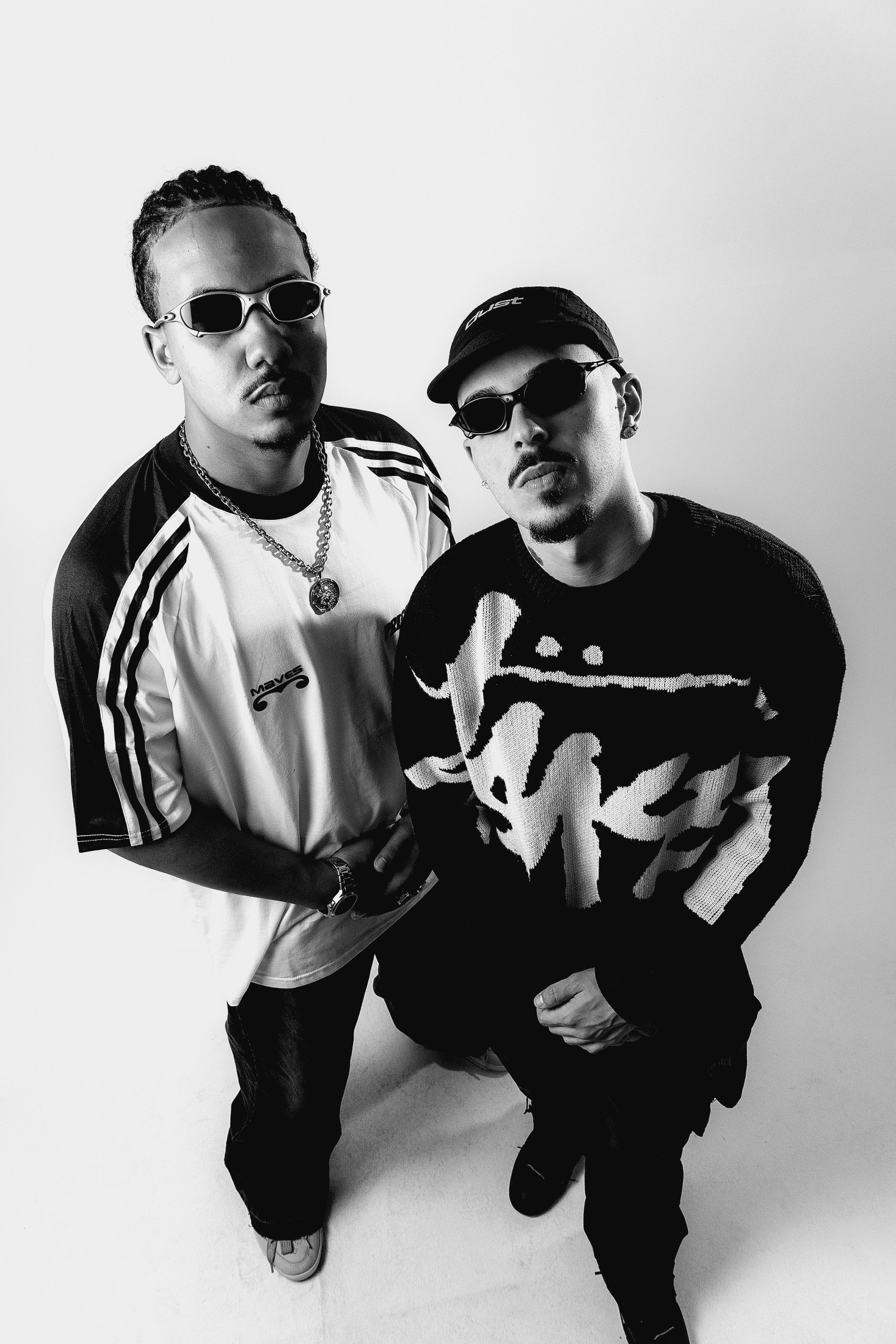 Integrantes de CHRIS&GREGDJS em retrato oficial